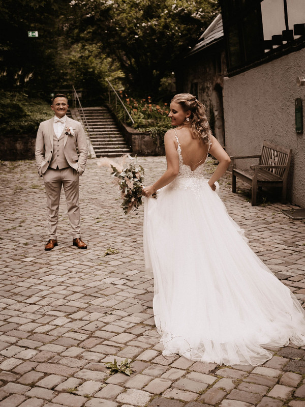Hochzeitsbild eines Brautpaars, welches das Hochzeitskleid bei uns in Wuppertal im Bridal Store von MALIA BRIDAL erworben hat.