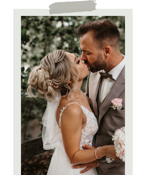 Roksana & Tim, ein glückliches Brautpaar, welches das Brautkleid bei uns im Wuppertaler Brautmodengeschäft erworben hat, küssen sich auf diesem wunderschönen Foto.
