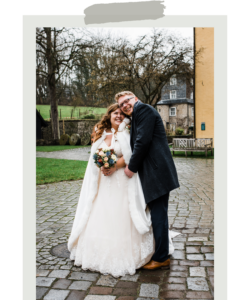 Gordana & Daniel, ein glückliches Brautpaar, welches das Brautkleid bei uns im Wuppertaler Brautmodengeschäft erworben hat, posiert auf diesem wunderschönen Hochzeitsportrait.